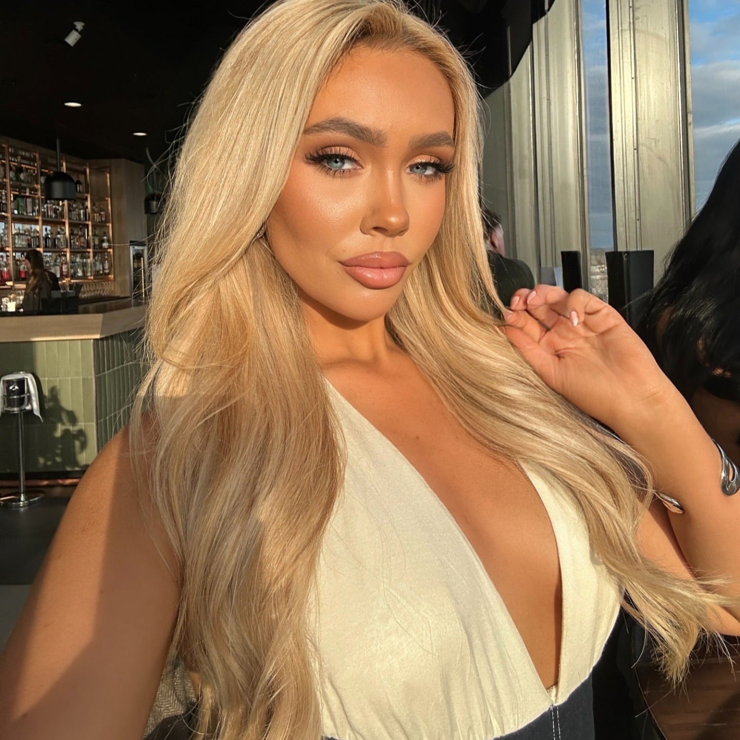 Love_The_Style_Seamless_Clip_In_Human_Remy_Hair_Extensions_5_Piece_Shade_23_Champagne_Blonde