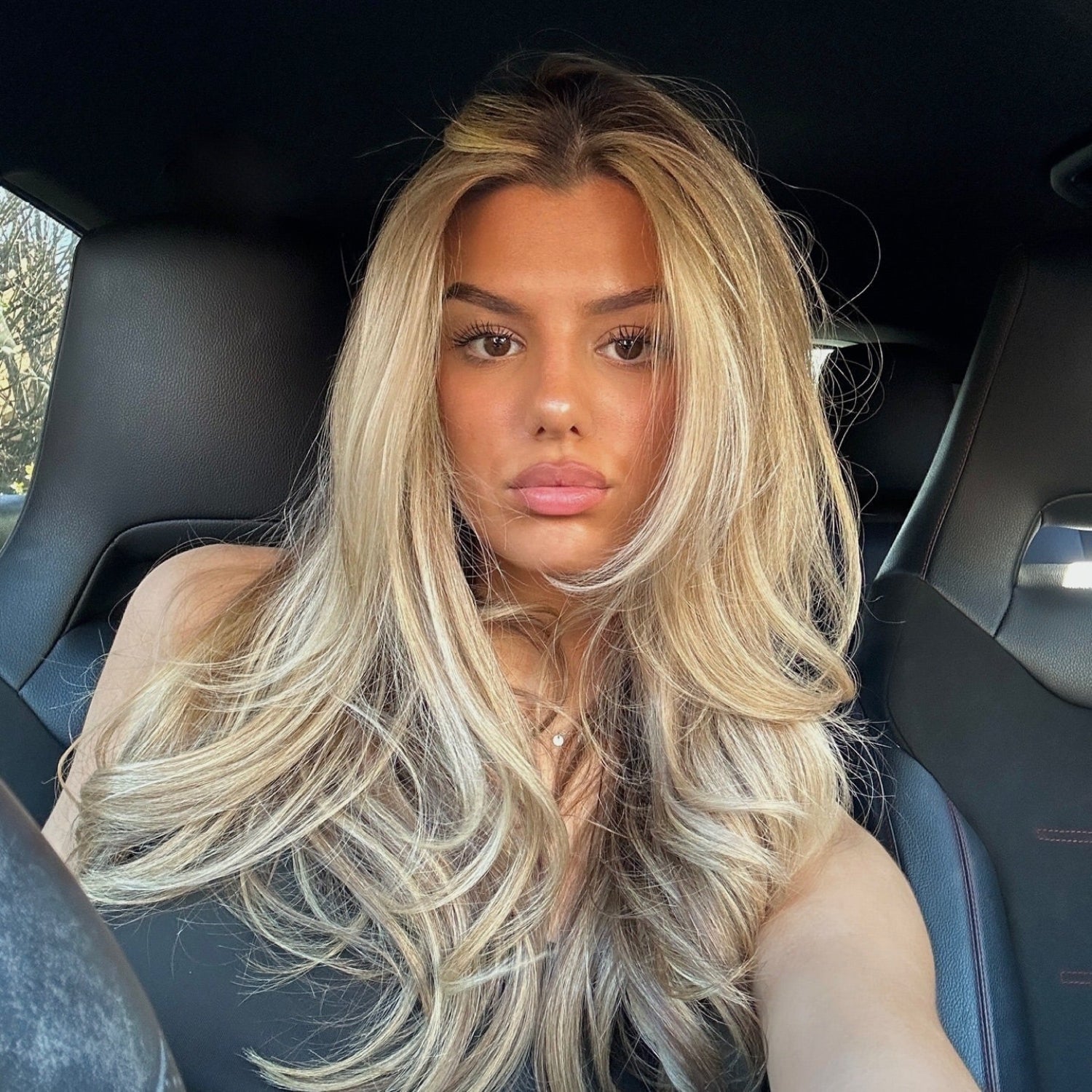 Love_The_Style_Seamless_Clip_In_Human_Remy_Hair_Extensions_5_Piece_Shade_613_Beach_Blonde