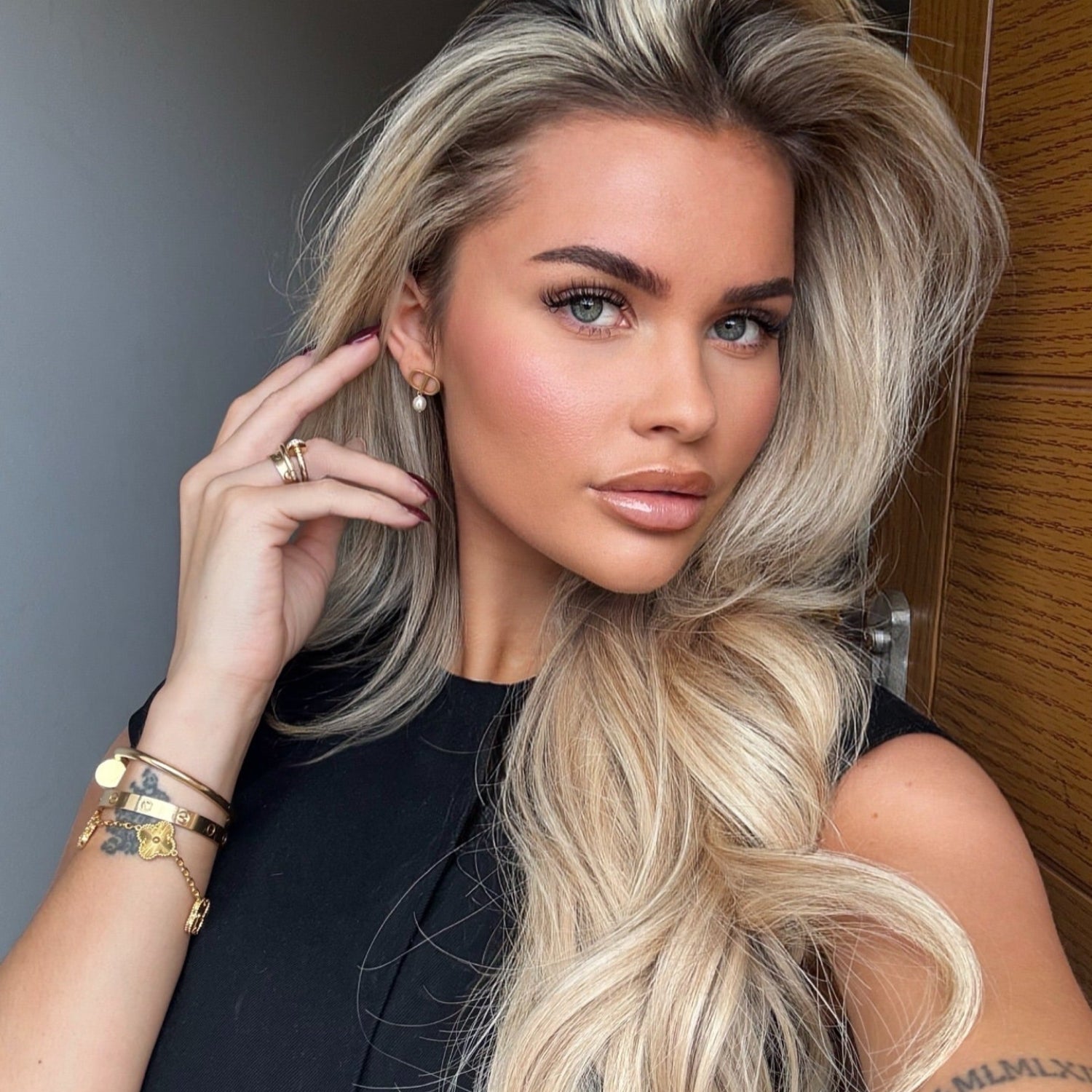 Love_The_Style_Seamless_Clip_In_Human_Remy_Hair_Extensions_5_Piece_Shade_613_Beach_Blonde#shade_beach-blonde-613